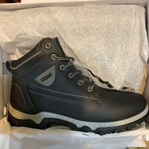 Womens Hiking Boots.  Size 8. NIB